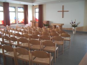 Hier sehen Sie den Kirchen- bzw- Mehrzweckraum der Inhaftierten in der JVA Rosdorf