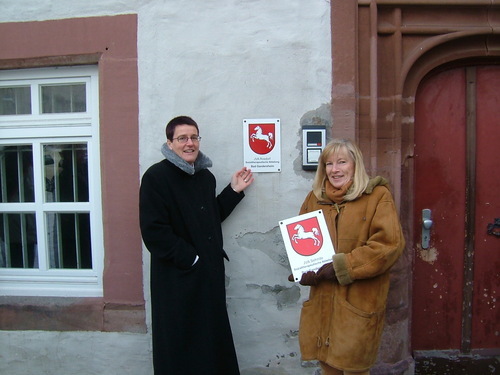 Zwei Damen vor einem Haus